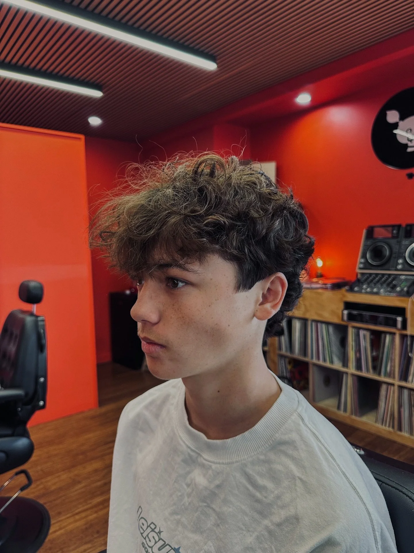 Natural curls. Clean edges.
A cut crafted by Pierre.