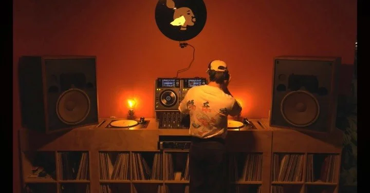 Sofa Spin welcomes Frumosul for a downtempo journey.

House Music lover turned selector. Founder of Mamamouchi, an audio room where sharing music and connecting with others has shaped his digging and refined his sound. From Downtempo to house, always