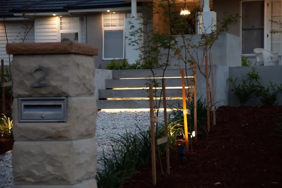Landscape lighting with floating step design