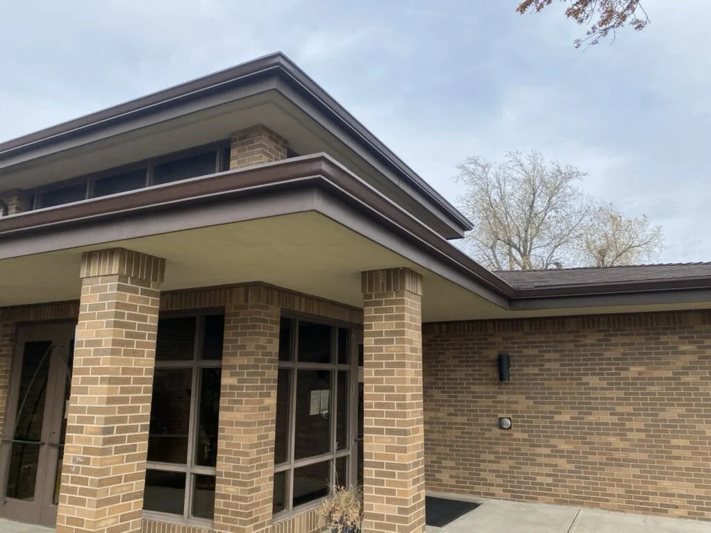 COMMERICAL GUTTER SERVICES:

We provide end-to-end water management solutions engineered for commercial properties, HOA complexes, and multi-building communities. 

From custom heavy-duty installations and full-system replacements to routine maintena