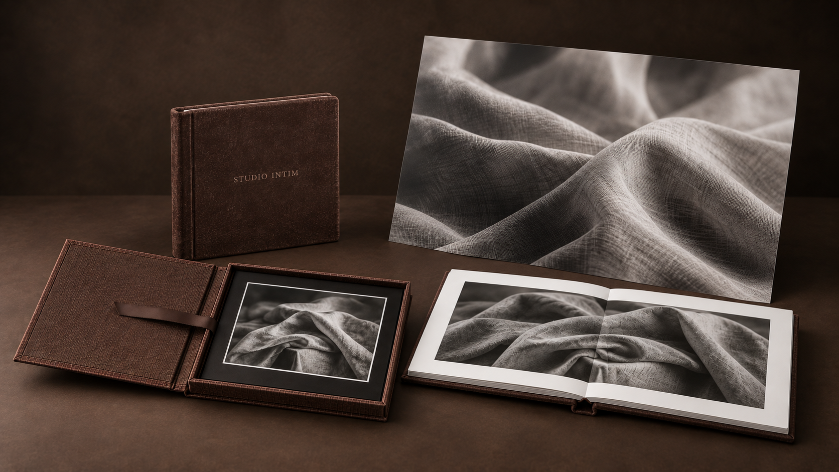 Böcker och fotoalbum med svartvita bilder av tyg på ett mörkt bord.