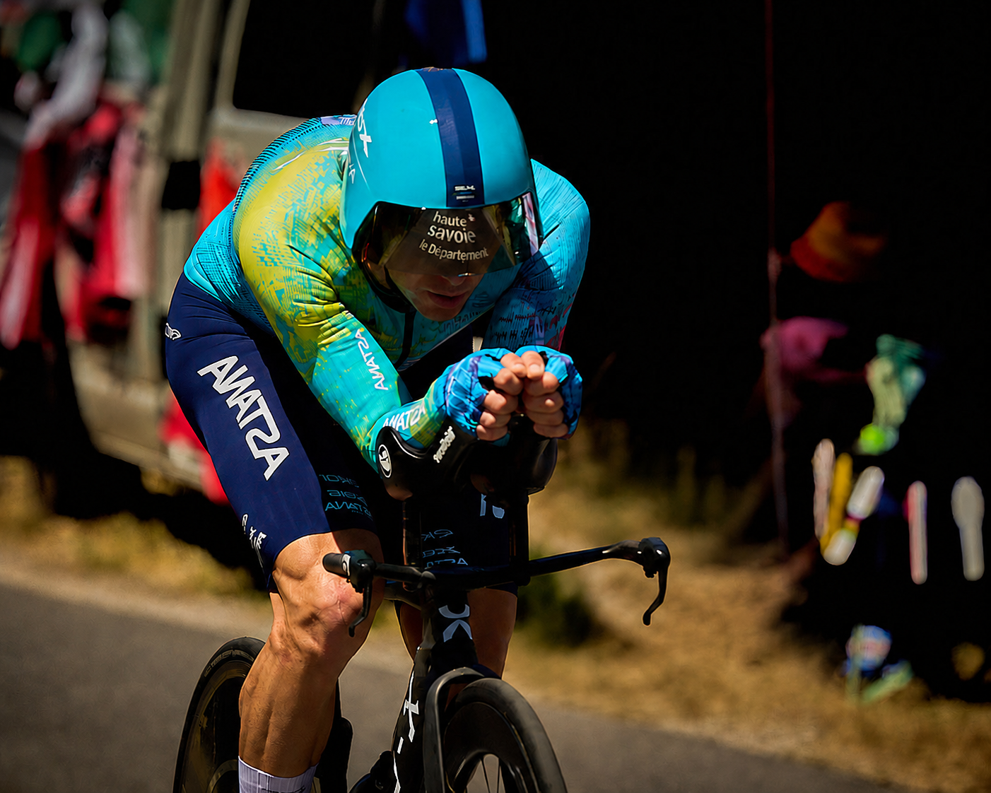 Coureur en position de contre-la-montre sur fond sombre, Tour de France 2026