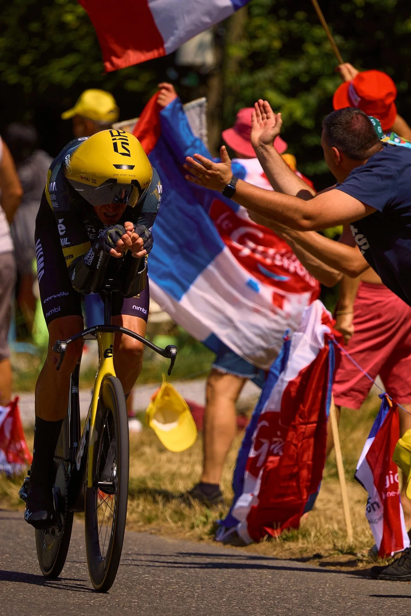 Spectateur tendant les bras vers un coureur du contre-la-montre, Tour de France 2026