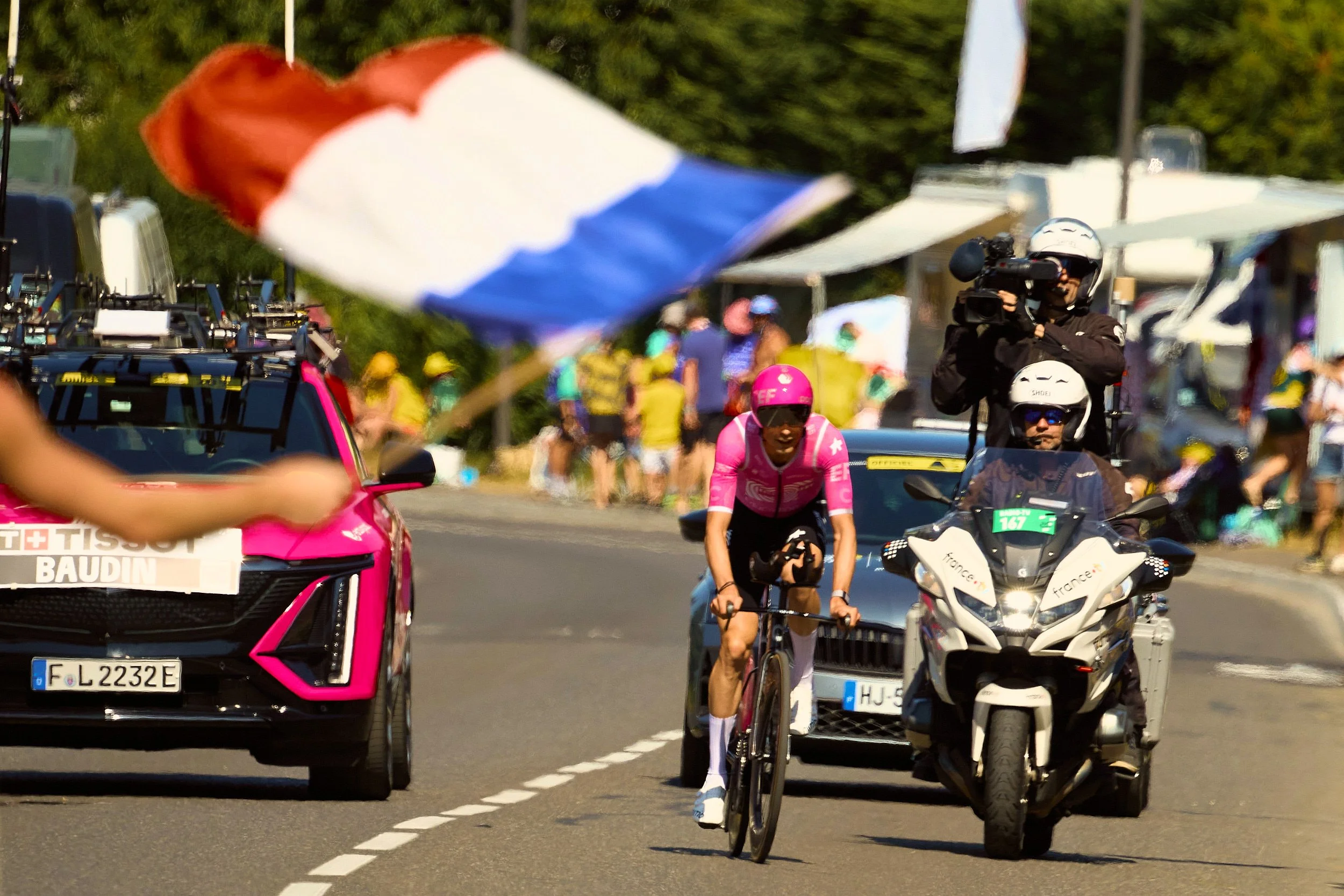 Coureur de contre la montre avec drapeau français