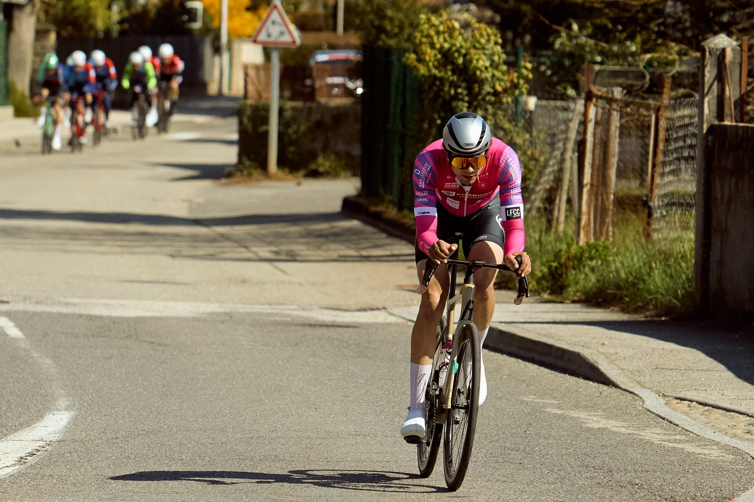 Coureur en échappée devant le groupe de poursuivants, Annemasse Classique