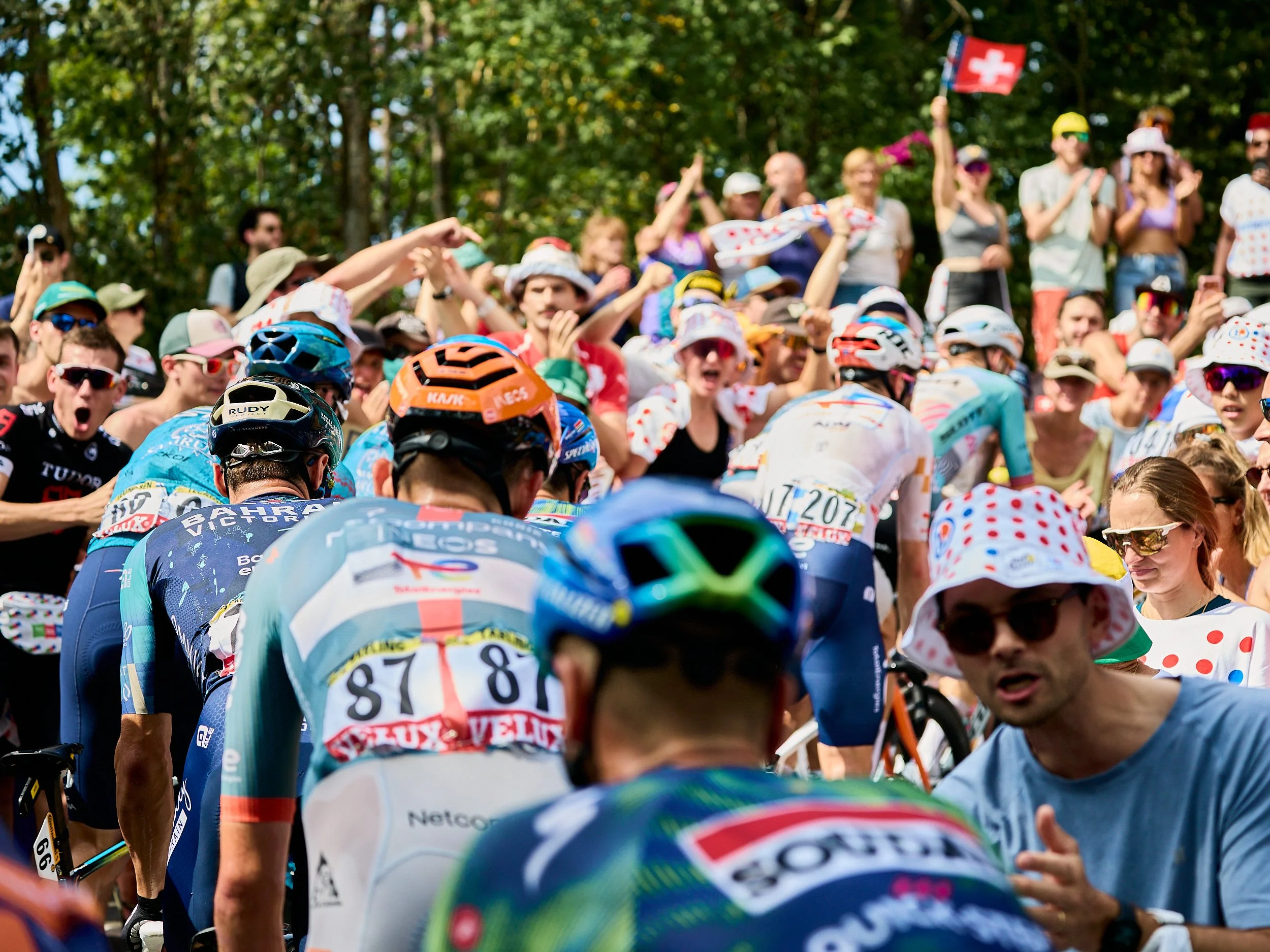 Coureurs dans la foule dense au Tour de France 2026