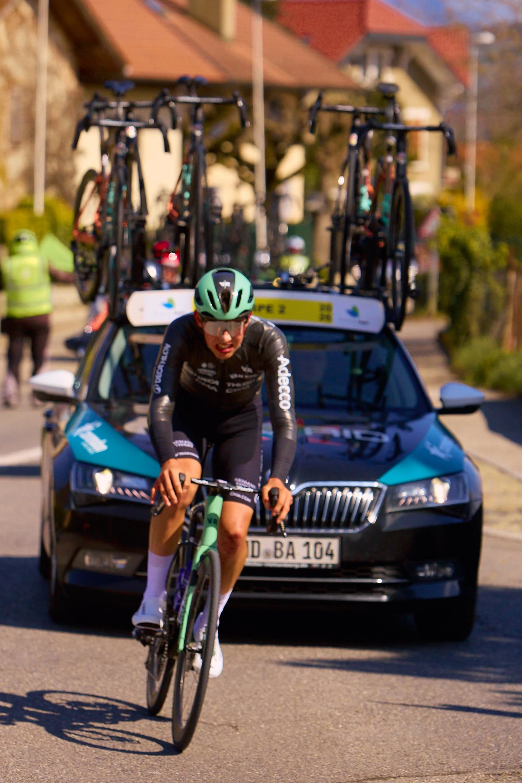 Coureur en plein effort devant sa voiture d'équipe, Annemasse Classique