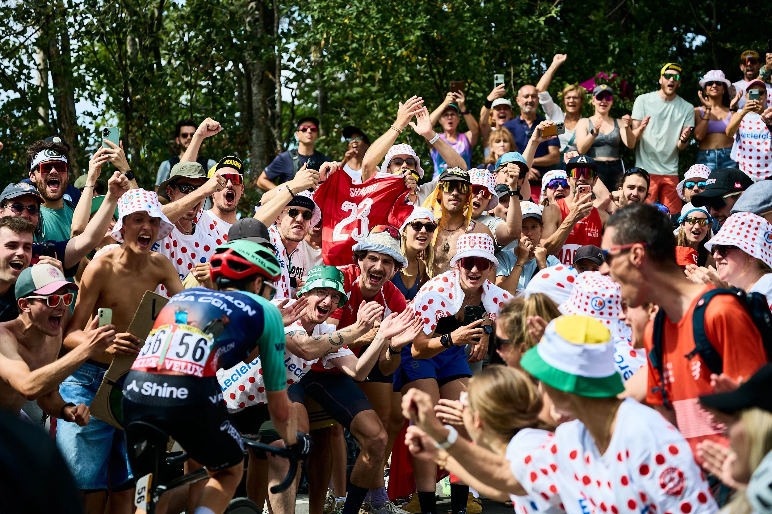 Coureur acclamé par une foule en délire dans une montée du Tour de France 2026 @Aurélien Paret-Peintre