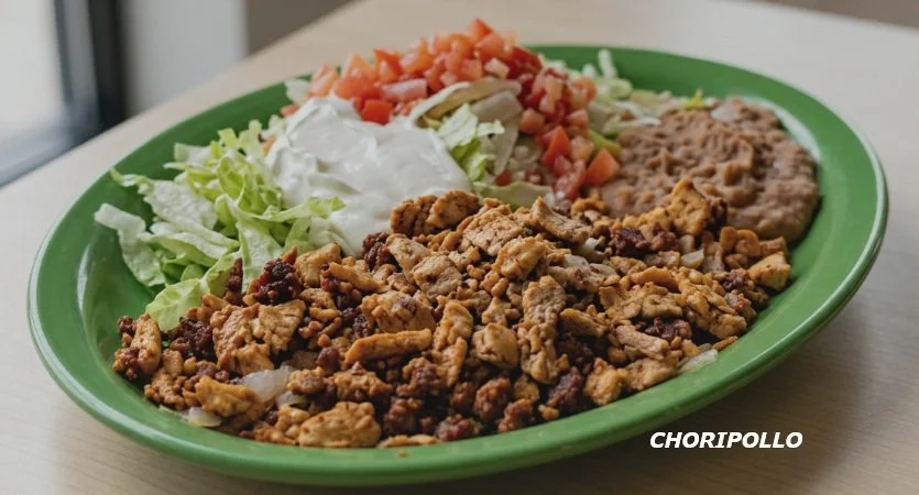 Plato con carne picada, ensalada, tomate, crema y frijoles, en plato verde.