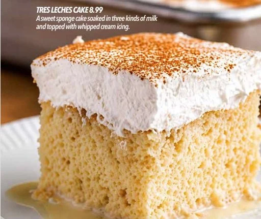 Pastel de tres leches con glaseado de crema batida y polvo de canela
