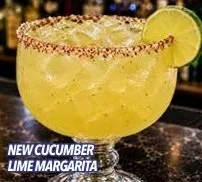 Copa de margarita de pepino y lima con borde escarchado y rodaja de lima