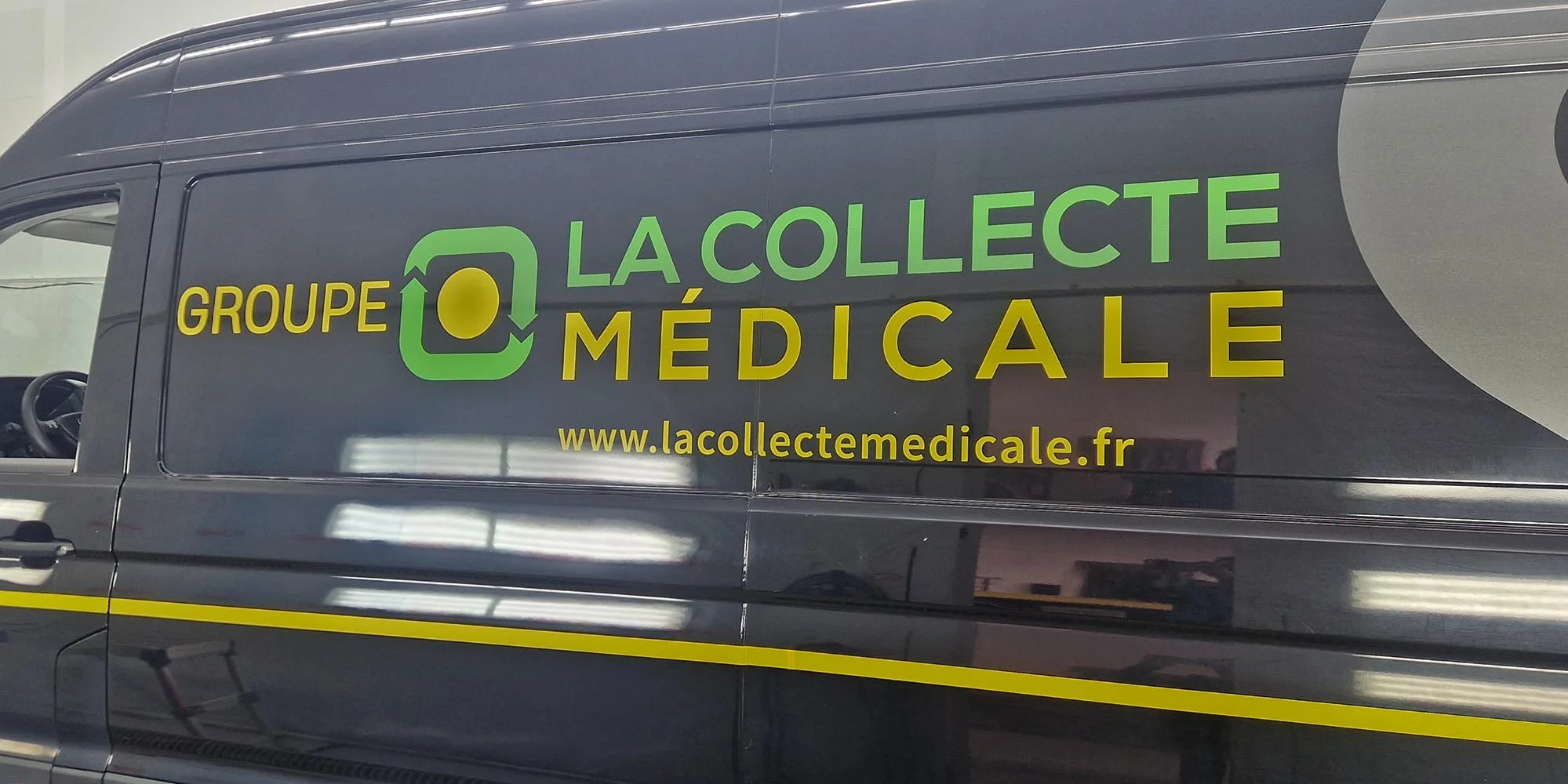 Véhicule de service représentant la collecte médicale du groupe La Collecte Médicale, affichant le site web www.lacollecmedicale.fr.