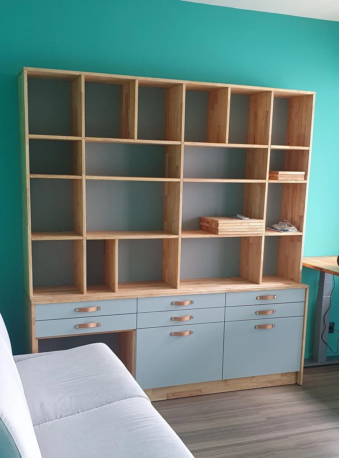 Fabrication d'un meuble de rangement  bibliotheque sur mesure.