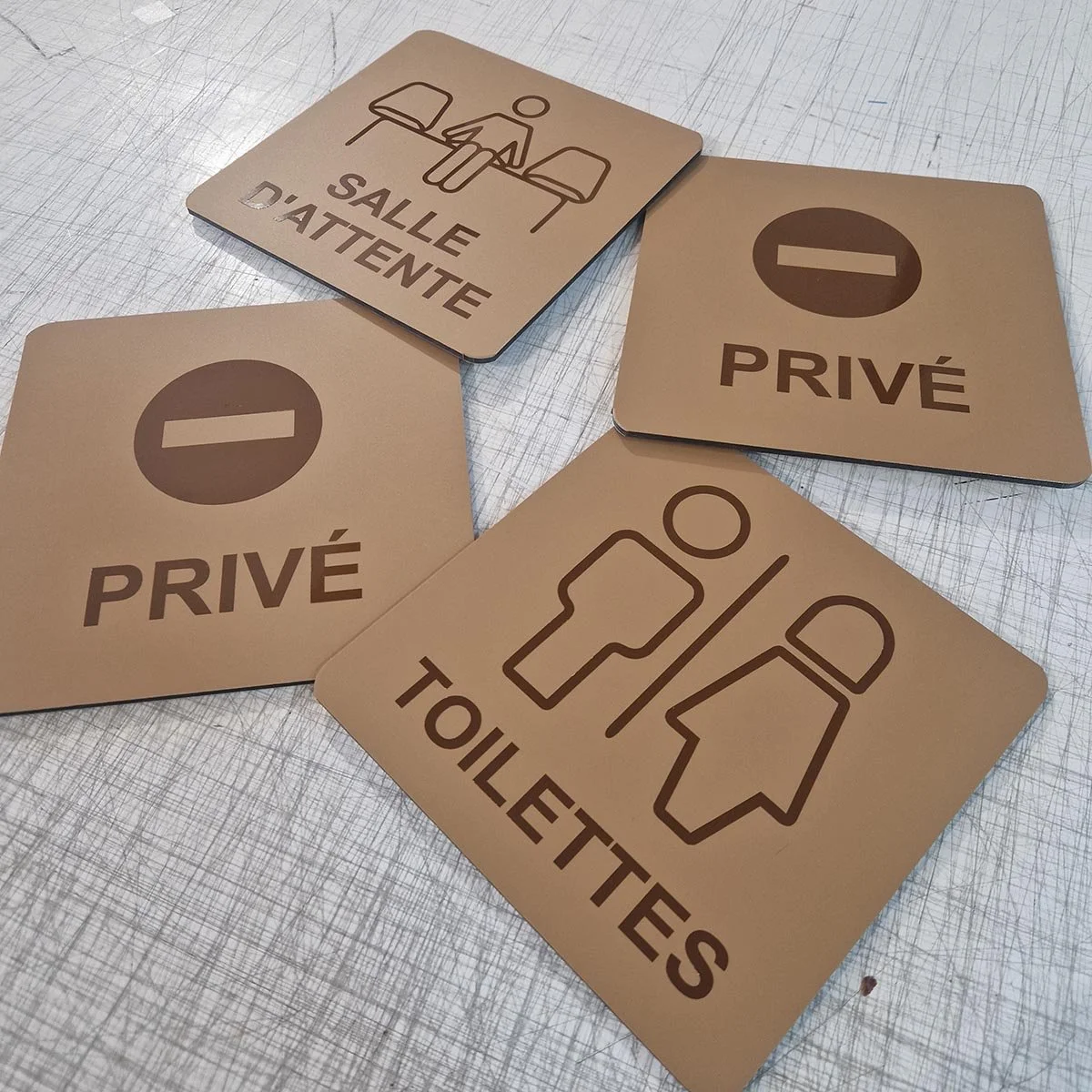 Ensemble de plaques de signalétiques sur mesures pour toilettes, vestiaires et autres.