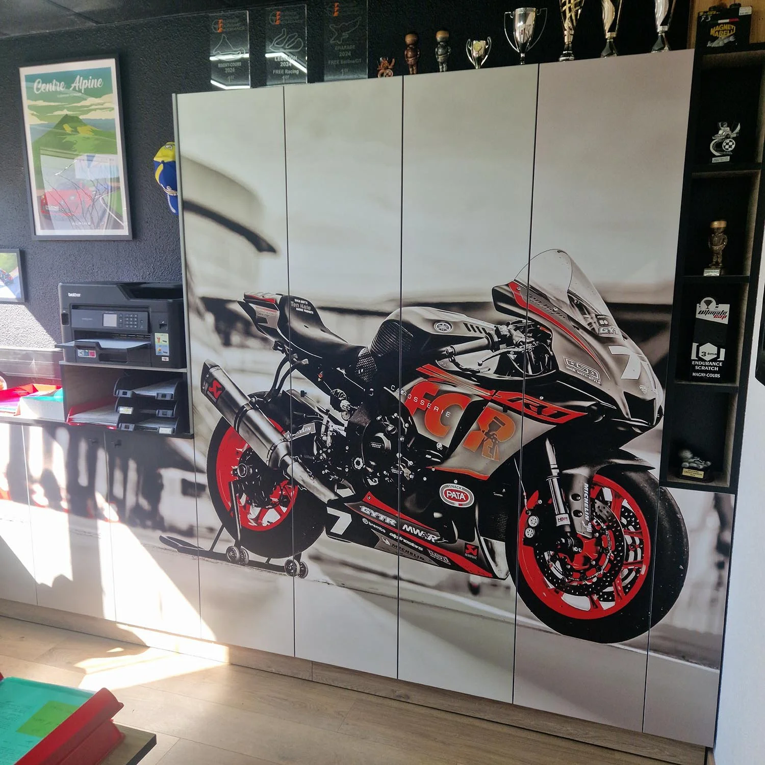 Recouvrement complet des portes de placard pour créer une ambiance apaisante.