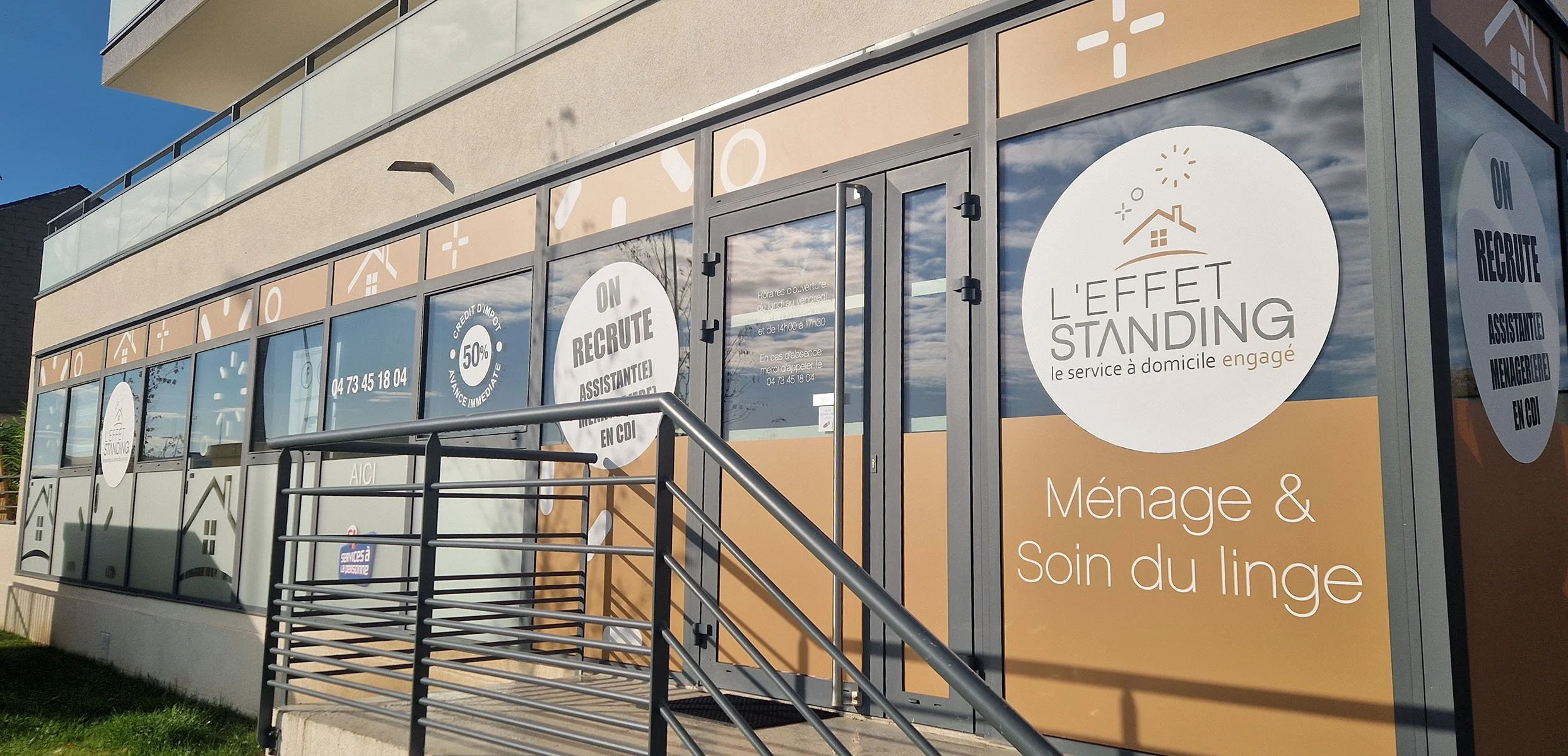 Vitrine d'entreprise de service à domicile pour le ménage et le soin du linge avec affiches informatives en français.