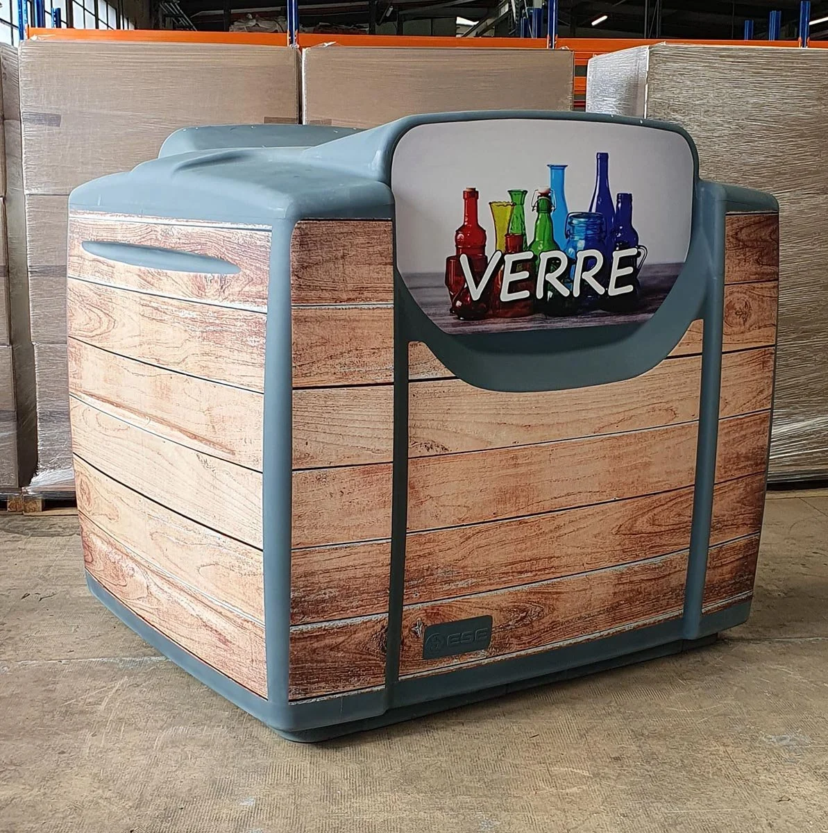 Covering complet d'un container plastique de tri sélectif avec de l'adhésif type "colle renforcée".