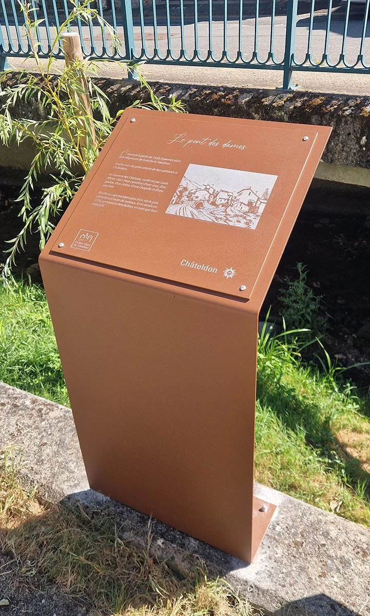 Pupitre aluminium sur mesure avec gravure pour mise en valeur d'une commune.