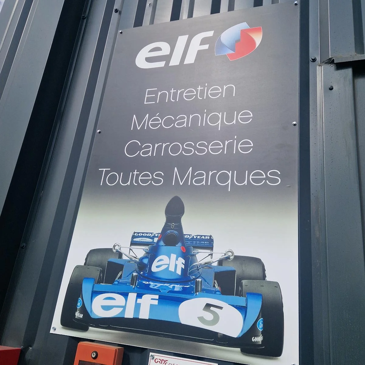 Panneau publicitaire en alucomposites ou Dibond avec décor adhésif imprimé et personnalisé.
