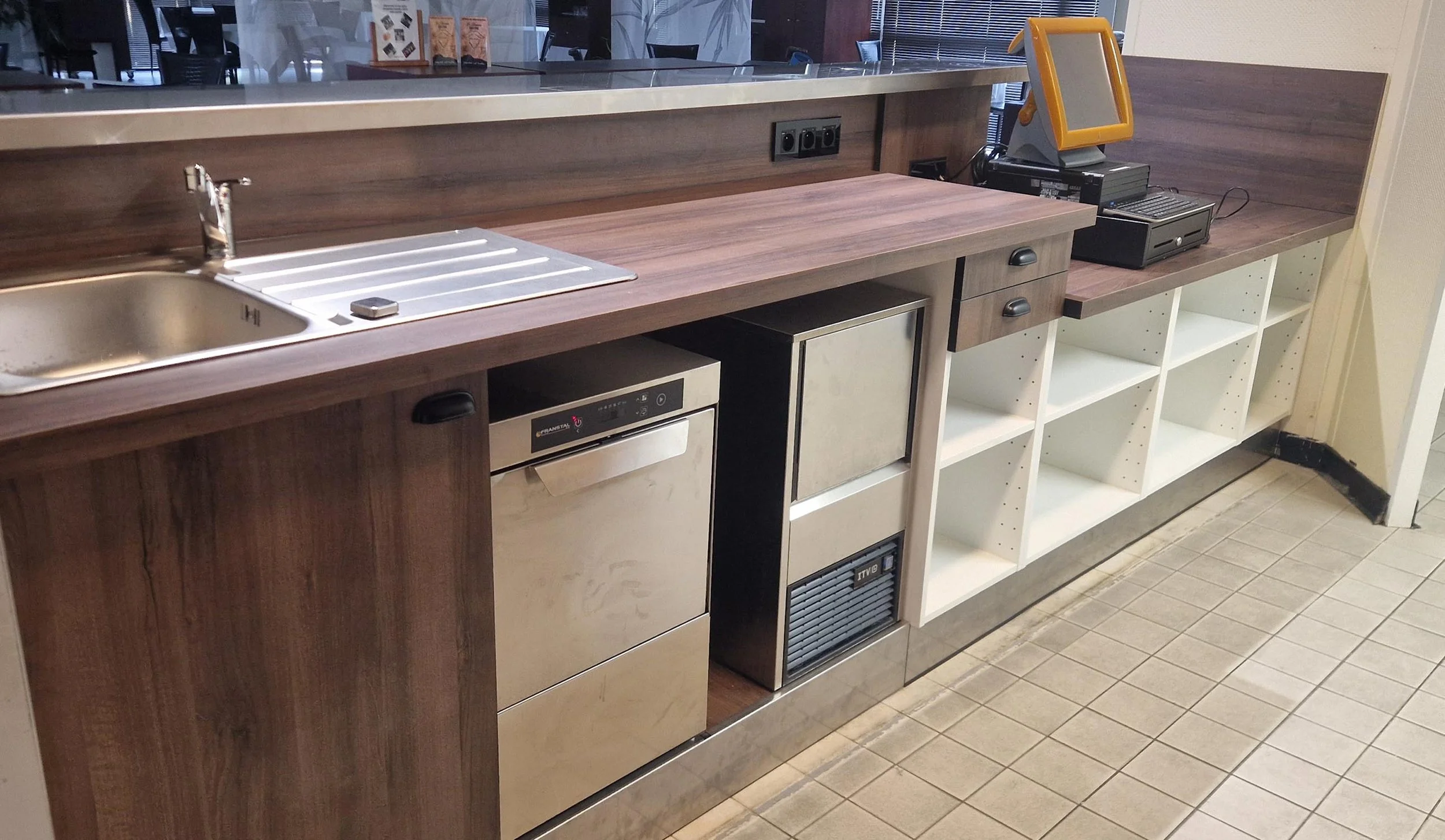 Fabrication d'un espace cuisine pour un bar.