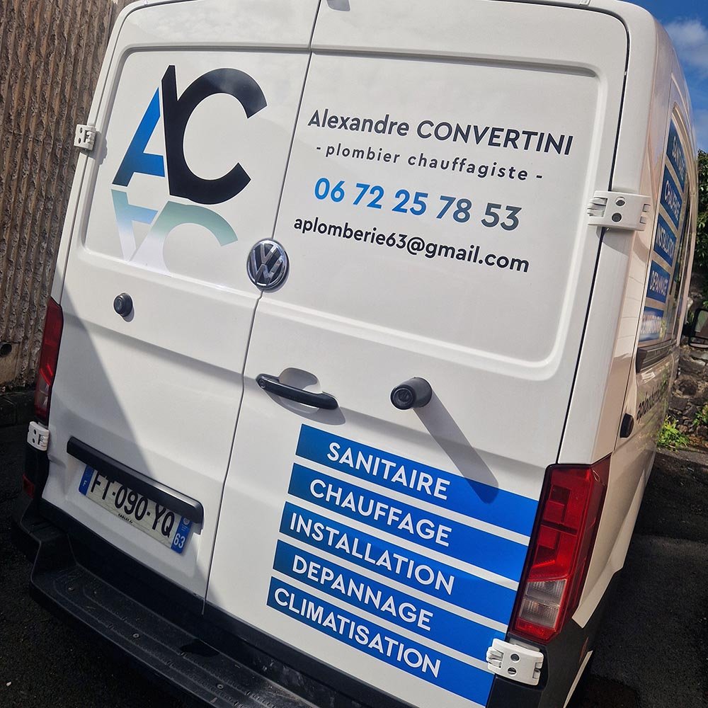 Une camionnette blanche avec logo AC et contact d'un plombier chauffagiste, représentant des services de plomberie, chauffage, installation, dépannage et climatisation.