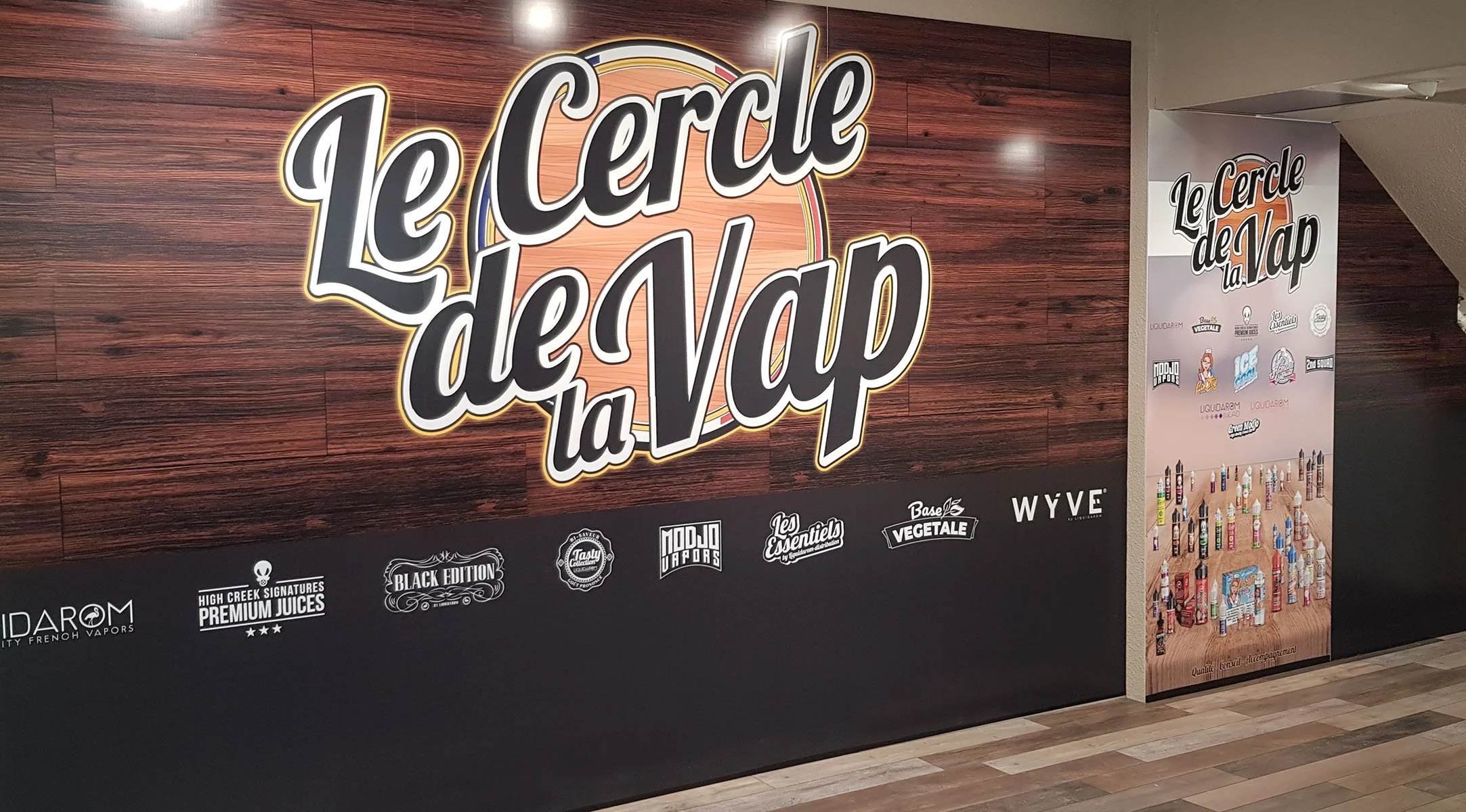 Affiche indiquant 'Le Cercle de la Vape' contre un fond en bois, avec plusieurs logos et produits liés à la vape.