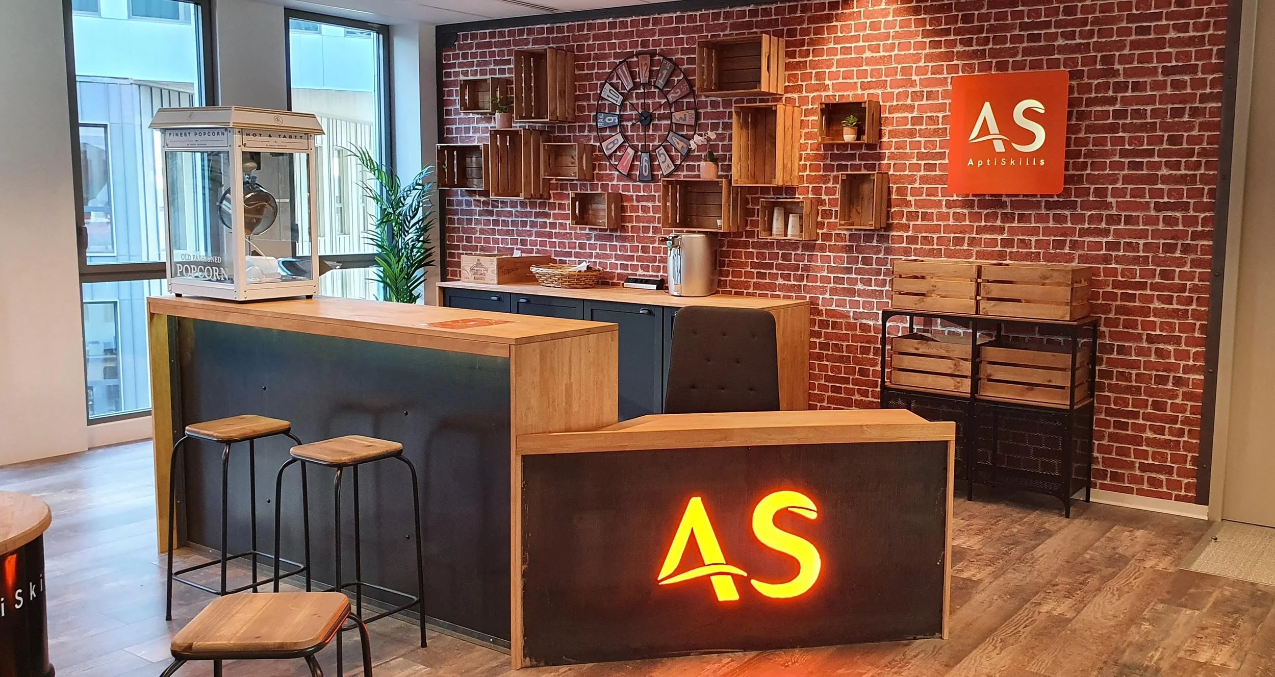 Création d'un accueil pour une entreprise avec comptoir, revetements complets et décors.