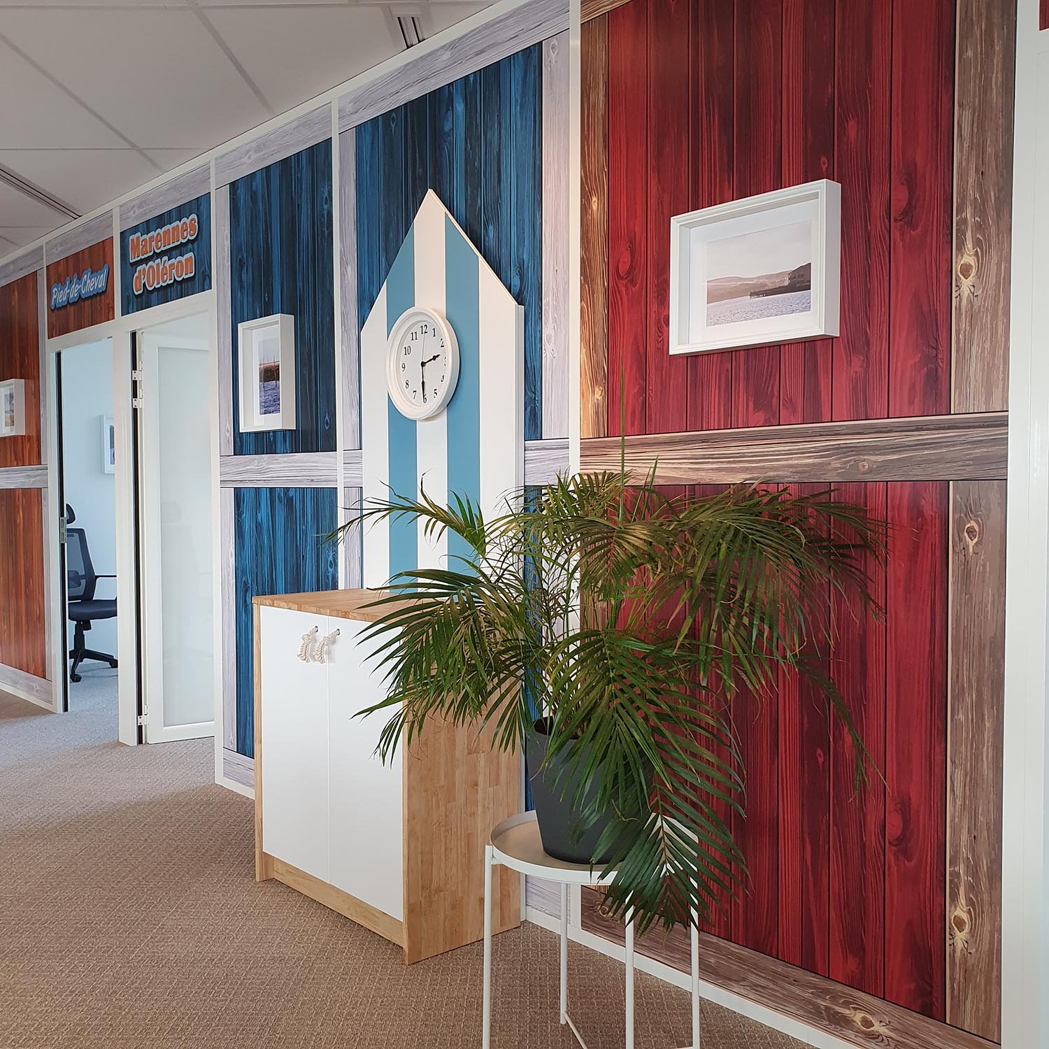 Intérieur de bureau avec recouvremenet des cloison préfabriqué avec de l'adhésif décoratif.