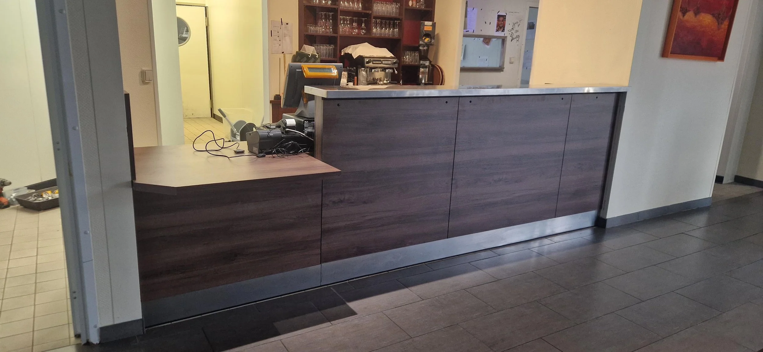 Installation d'un comptoir de paiement pour un restaurant.