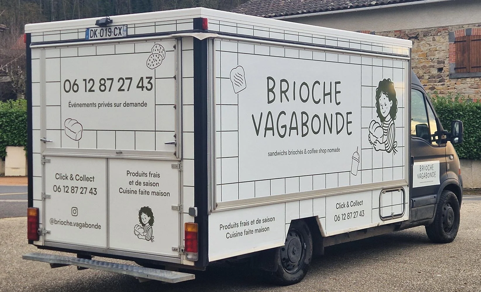 Camion de food truck avec enseigne Brioche Vagabonde, proposant sandwiches, brioches, coffee shop nomade, contact, réseaux sociaux, illustrations de pain, brioche, boîte à café, et une femme souriante tenant une brioche.
