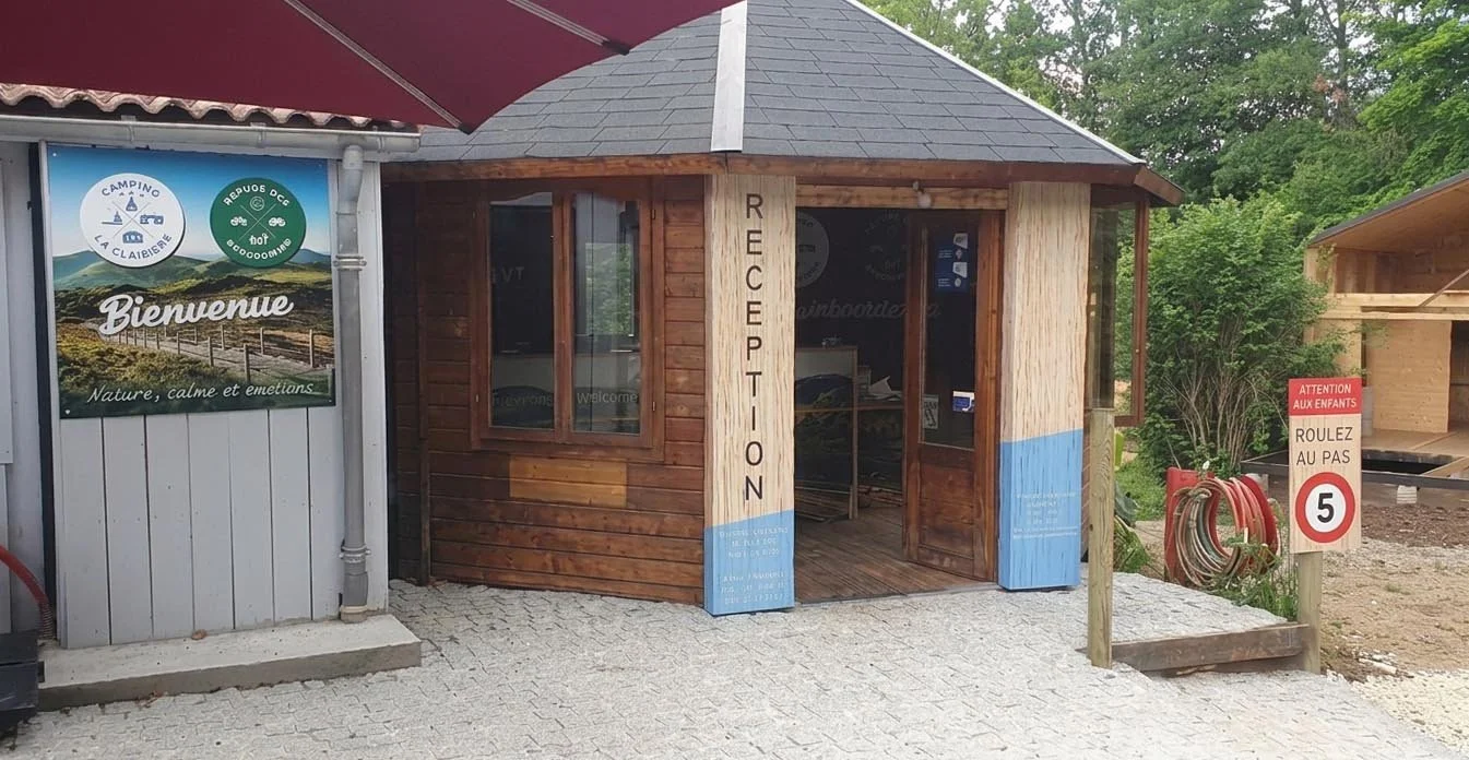 Décor d'un accueil de camping avec panneau et totem sur mesure.