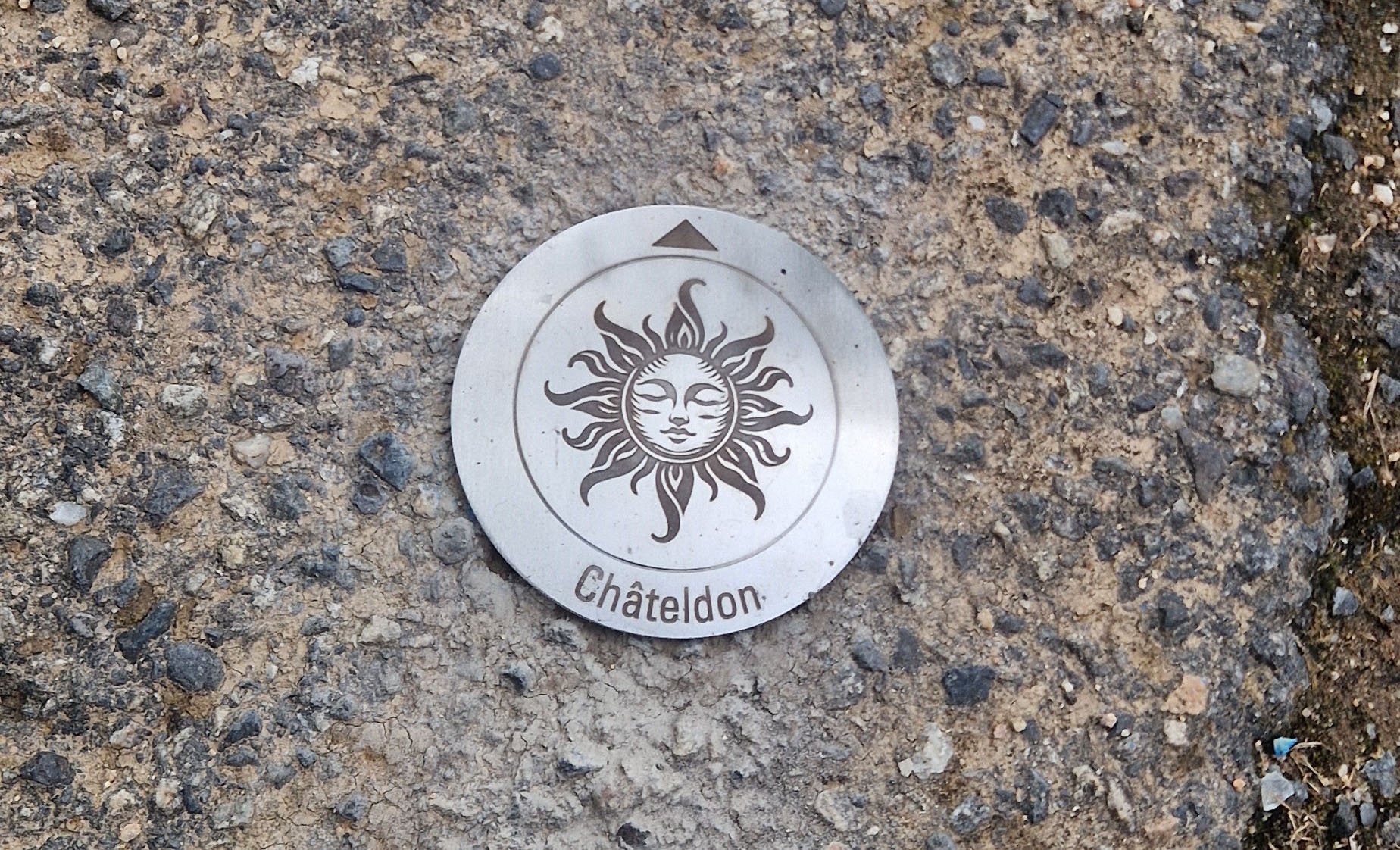 Clou de jalonnement en inox gravé au laser avec motif personnalisé.