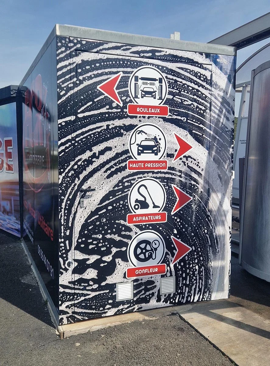 Recouvrement d'un local technique avec des panneaux Dibond décoré en adhésif imprimé sur mesure.