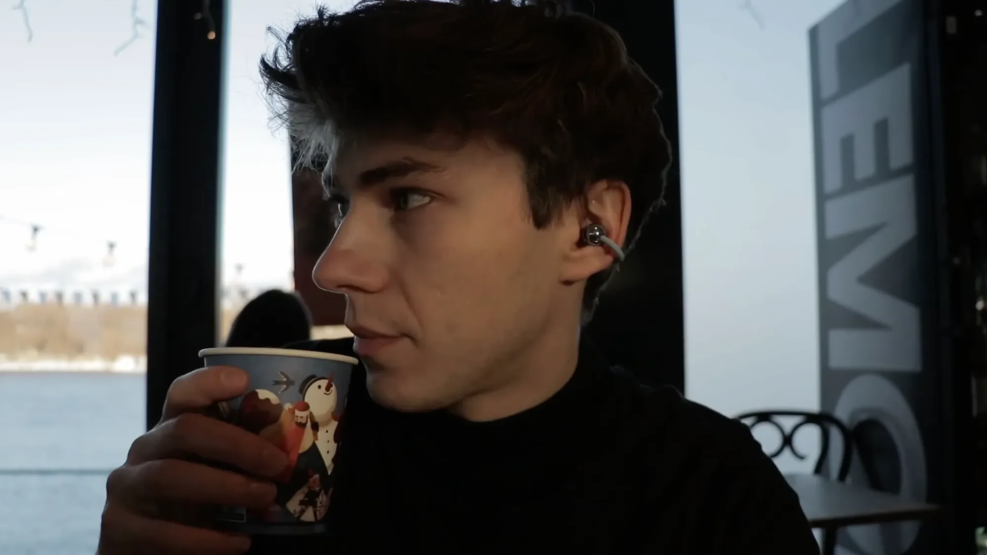 Man wearing blue Huawei FreeClip 2 earbuds