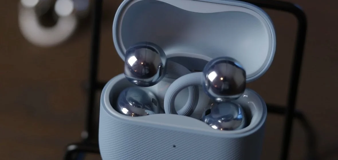 Blue FreeClip 2 earbuds from Huawei sticking out of their charging case
