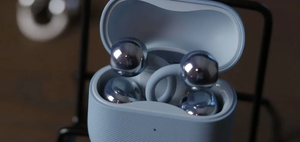 Open Huawei FreeClip 2 case with the earbuds inside