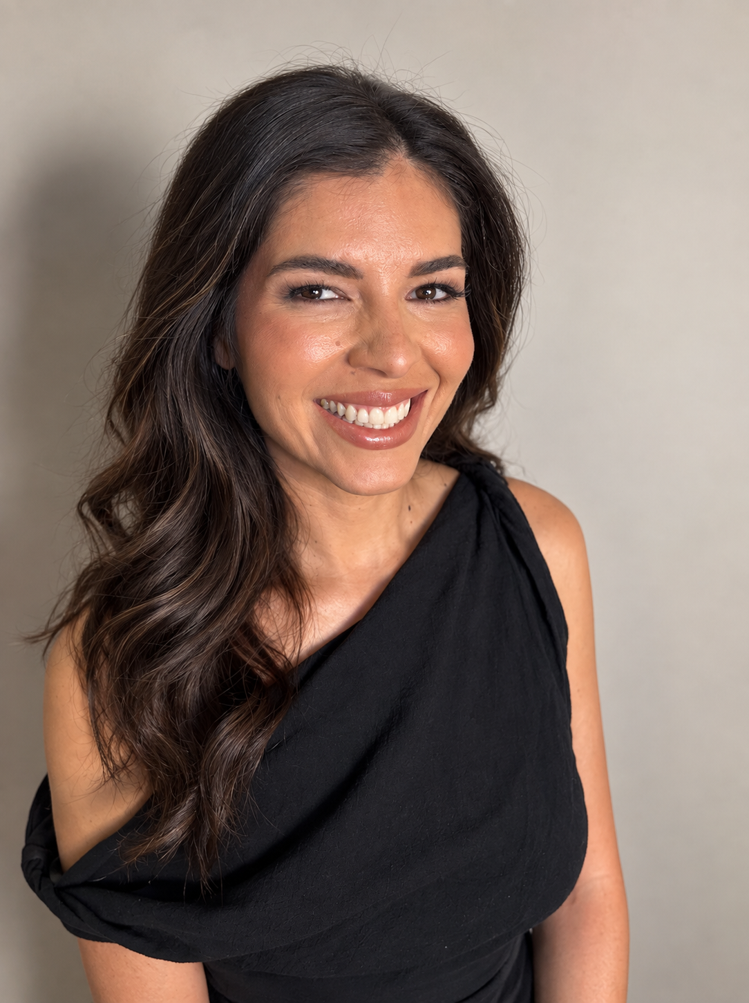Soft glam makeup with natural waves