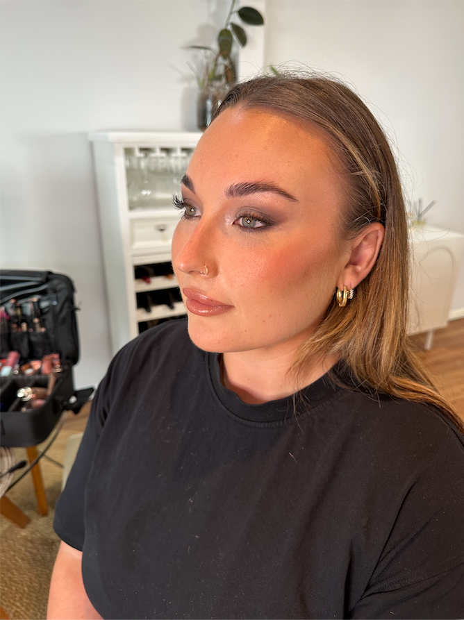 Glowing makeup look with bronzed skin