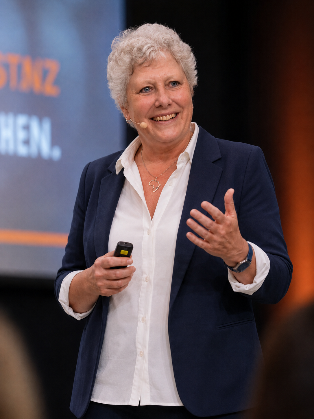 Dr. Angela Daalmann mit Headset bei einer Keynote auf der Bühne: Keynotes für Kongresse, Unternehmen und Hochschulen