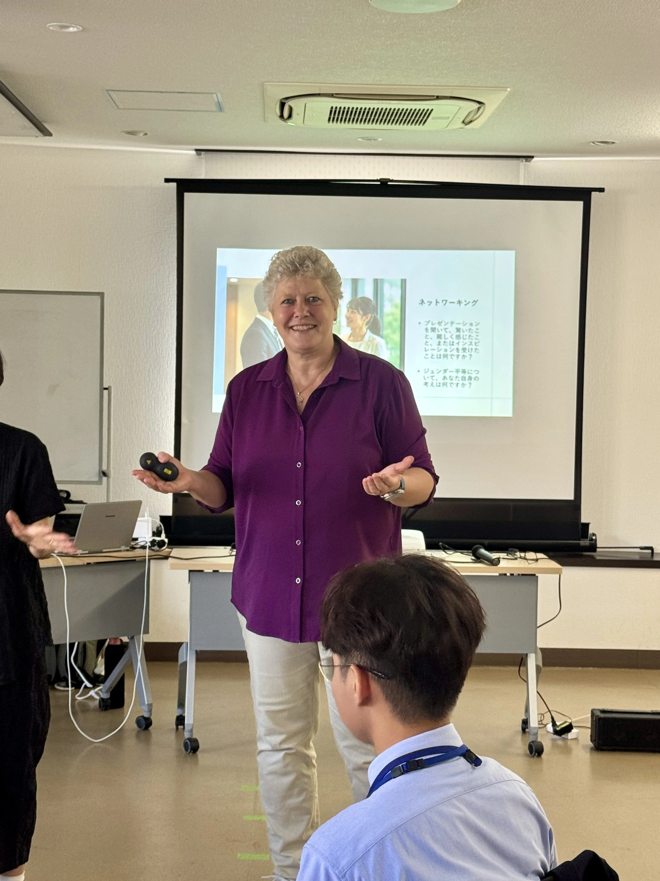 Dr. Angela Daalmann leitet einen Workshop in Japan: Workshops zu Führung, Kommunikation und Resilienz