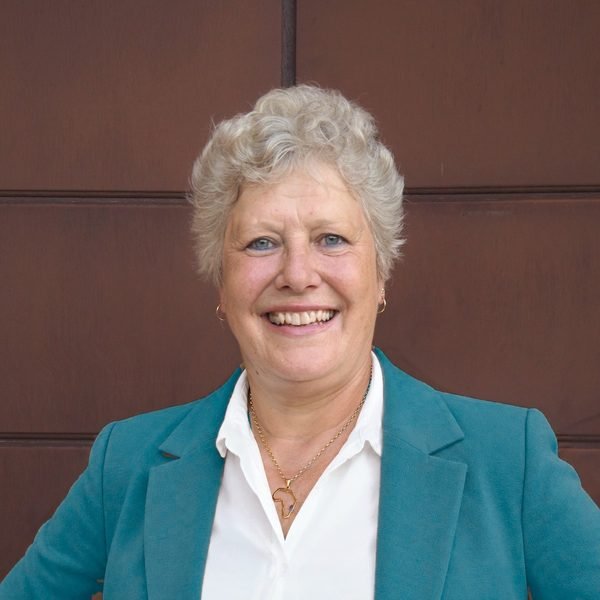 Porträt von Dr. Angela Daalmann im petrolfarbenen Blazer, Speakerin, Business Coachin und Trainerin