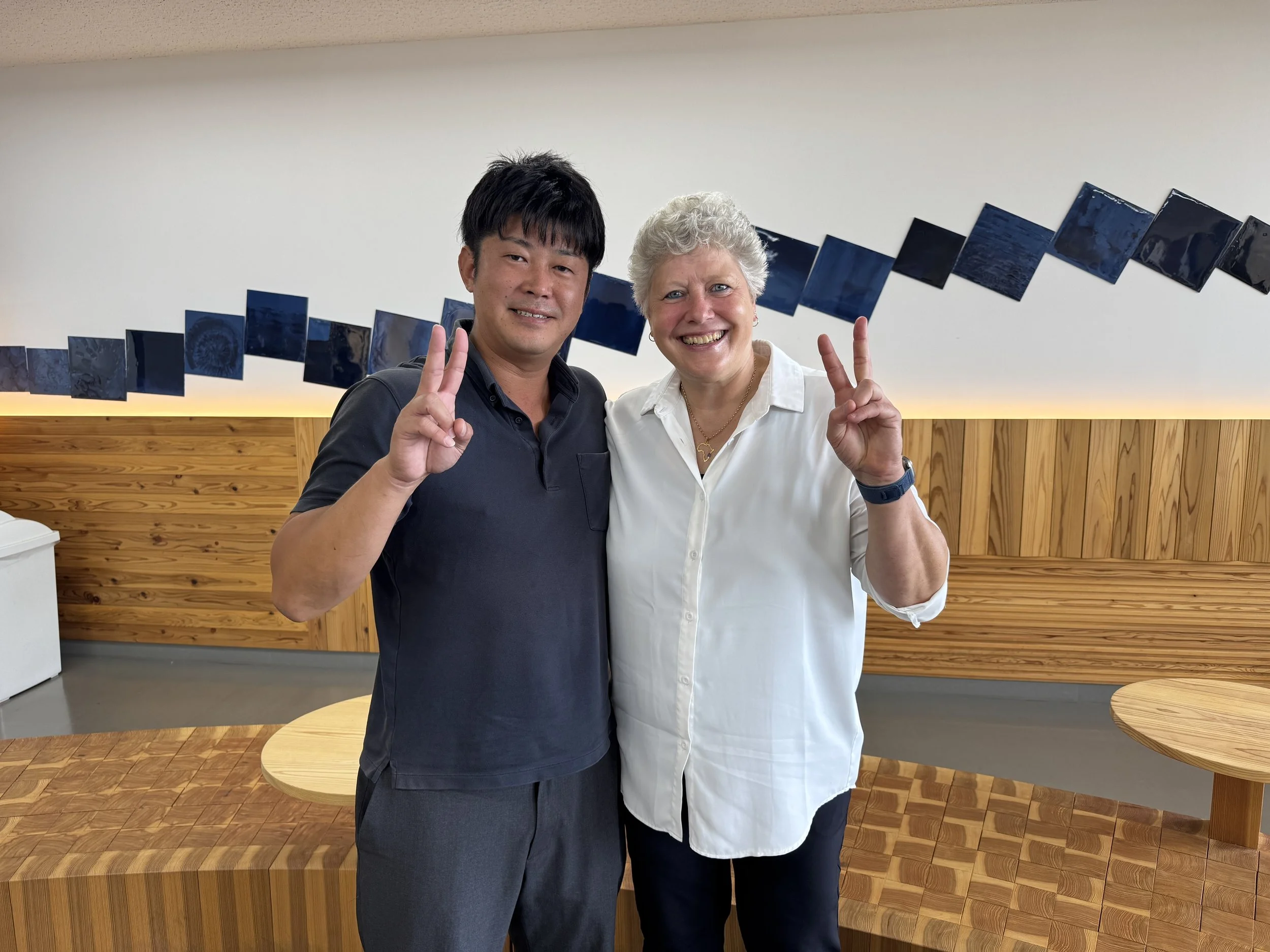 Dr. Angela Daalmann mit einem Coaching-Klienten, beide zeigen das Victory-Zeichen: individuelles Business-Coaching