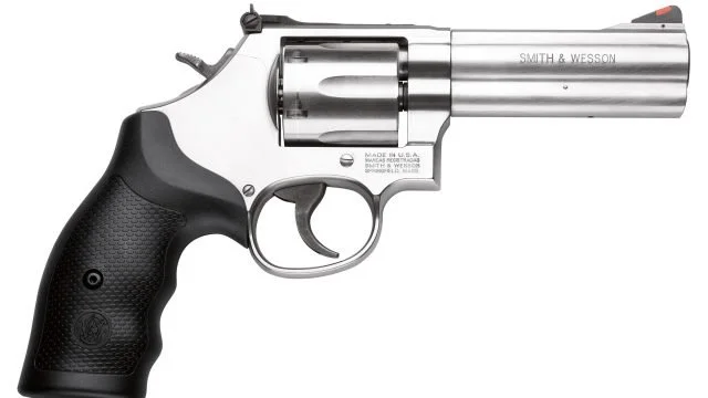Silbernes Smith & Wesson Revolver mit schwarzem Griff