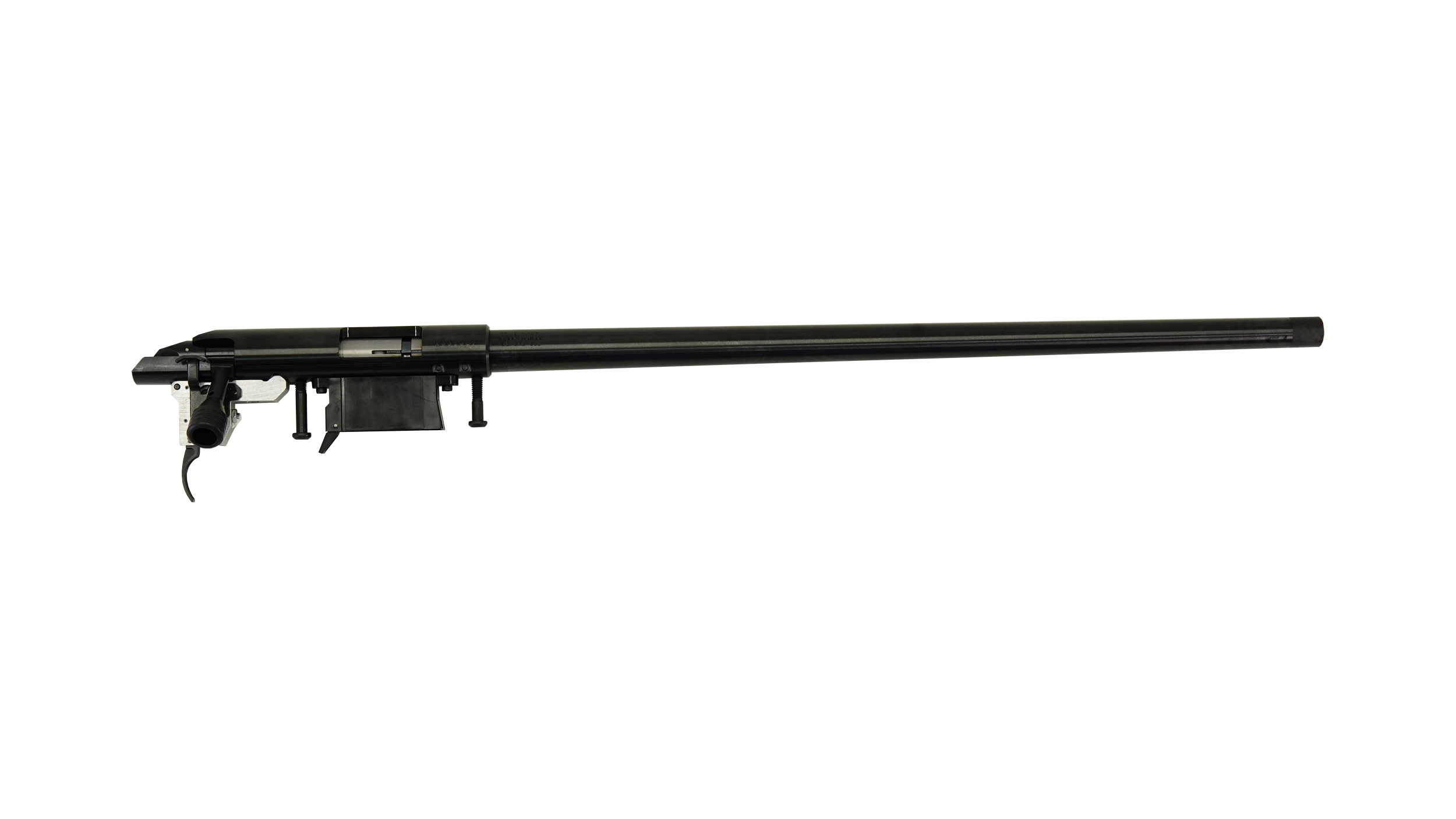 Schwarzer Luftgewehr mit Teleskopsicht auf schwarzem Hintergrund.