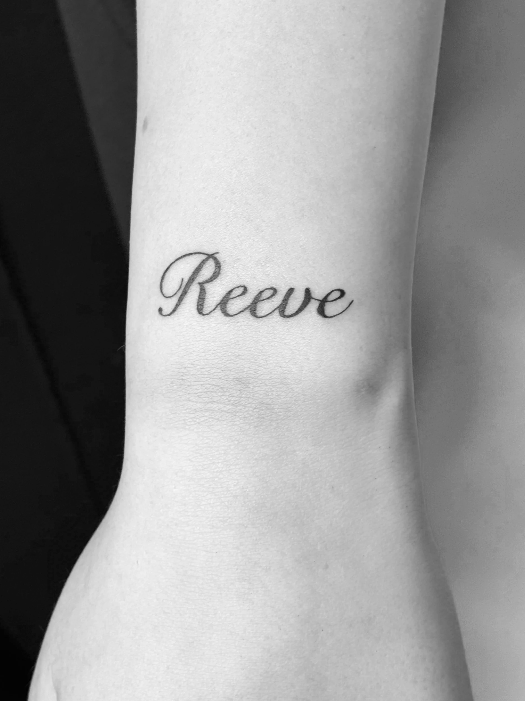 Schwarzer Schriftzug 'Reeve' auf weißem Papier