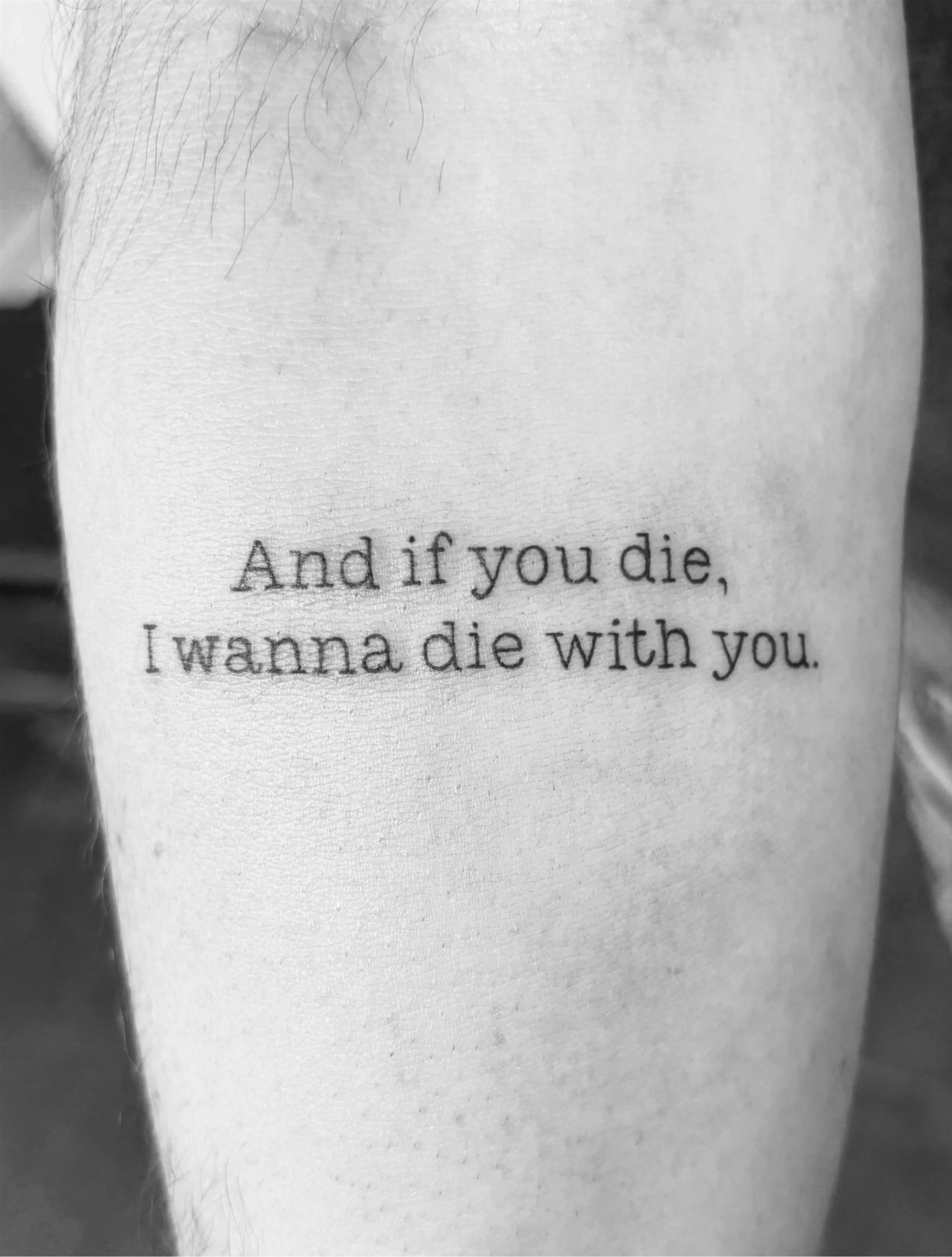 Nahaufnahme eines weißen Objekts mit schwarzem Text, der sagt: "And if you die, I wanna die with you."