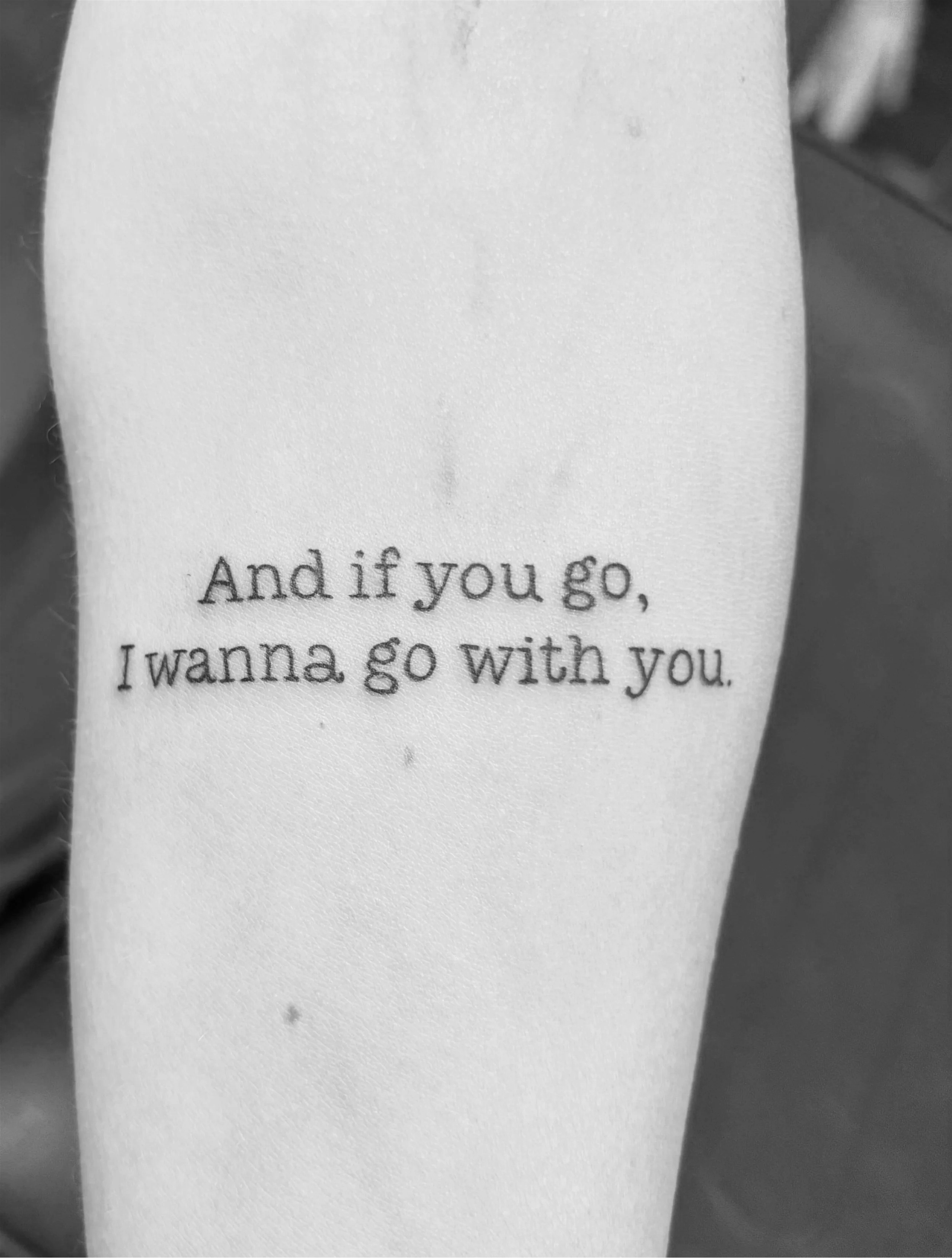 Schriftzug auf einem weißen Bündel Papier, sagt: 'And if you go, I wanna go with you'
