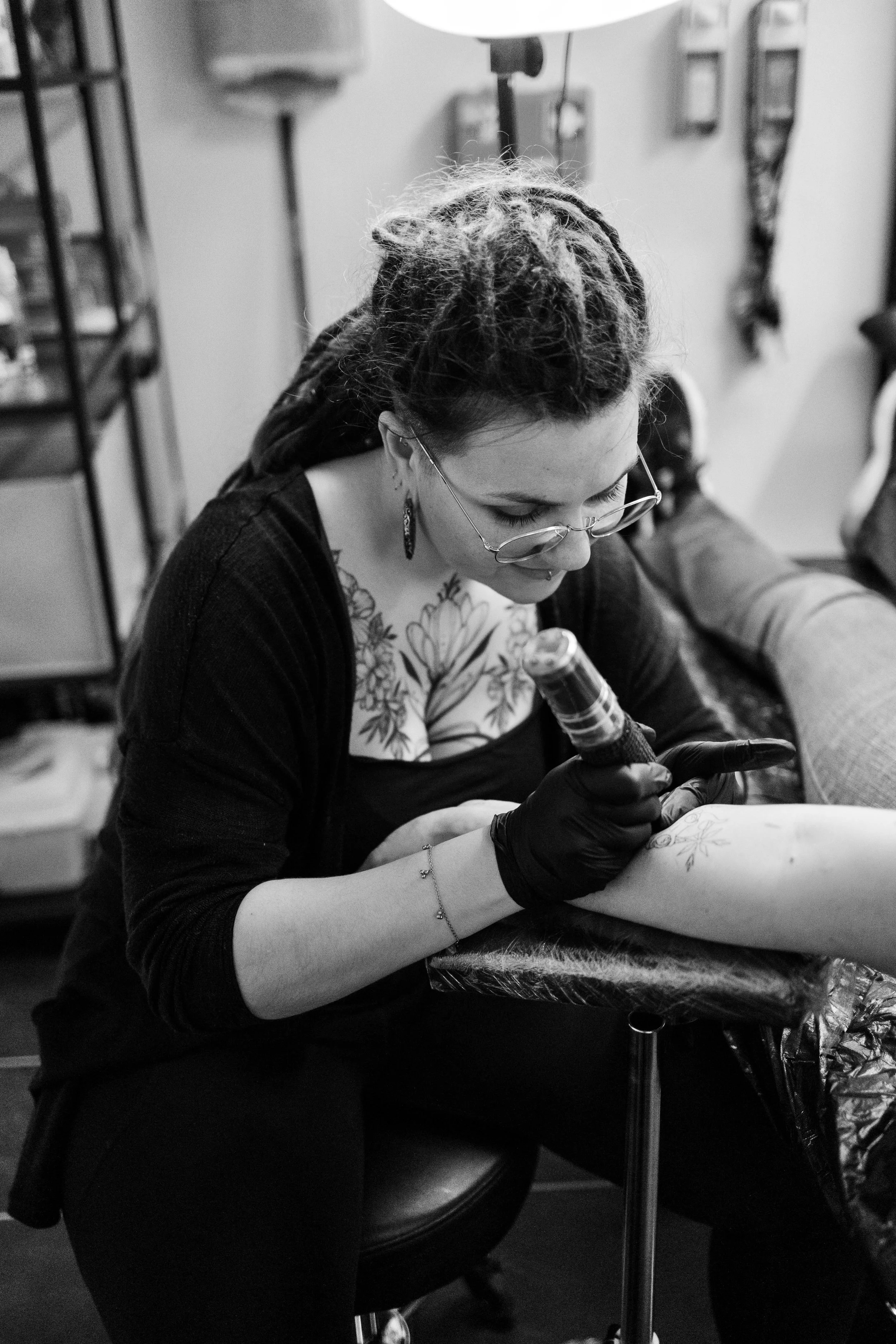 Tätowiererin Linda bei der Arbeit im Tattoostudio.