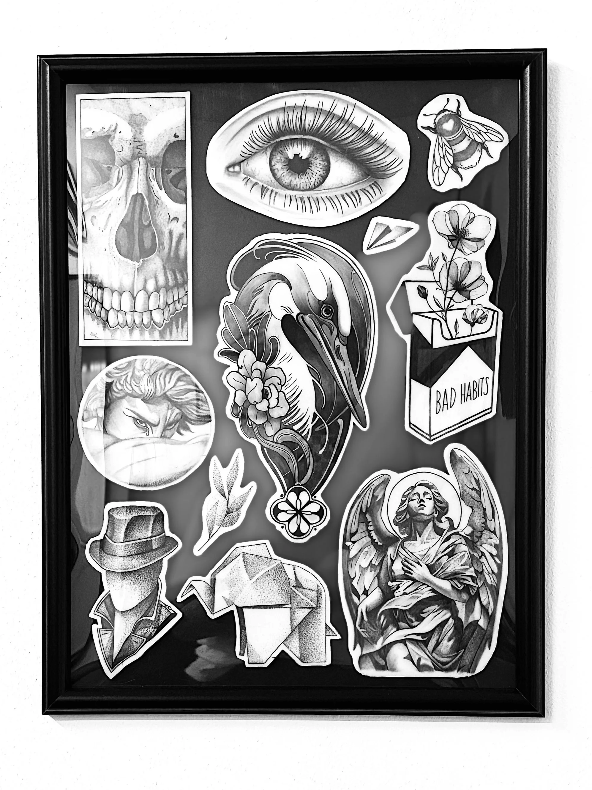 Schwarz-Weiß-Collage mit verschiedenen Symbolen und Bildern, darunter ein menschliches Auge, ein Totenschädel, eine Biene, eine Blume, ein Kranich, eine Engel-Statue und eine Blume, das in einer Box mit der Aufschrift 'Bad Habits' steckt.