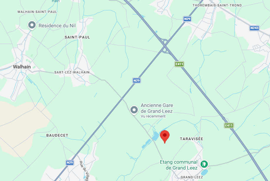 Carte montrant la région autour de Grand-Leez, avec un focus sur l'étang communale et la vieille gare, incluant des routes principales et des localités comme Walhain et Taravisée.